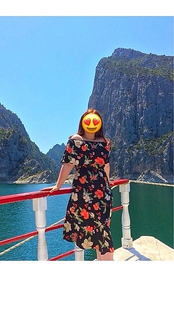 Kadın çiçekli elbise