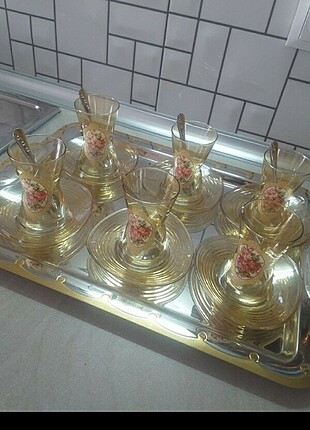 11 adet çay bardağı 12 adet çay tabağı 4 fincan takımı iki şeker