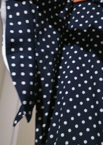 Puantiye Desenli Beyaz Kuşaklı bayan Elbisesi - Görsel 5