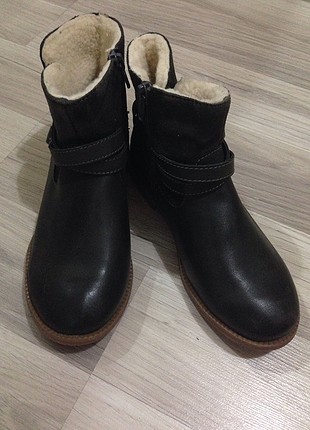 Az giyilmiş çocuk botu