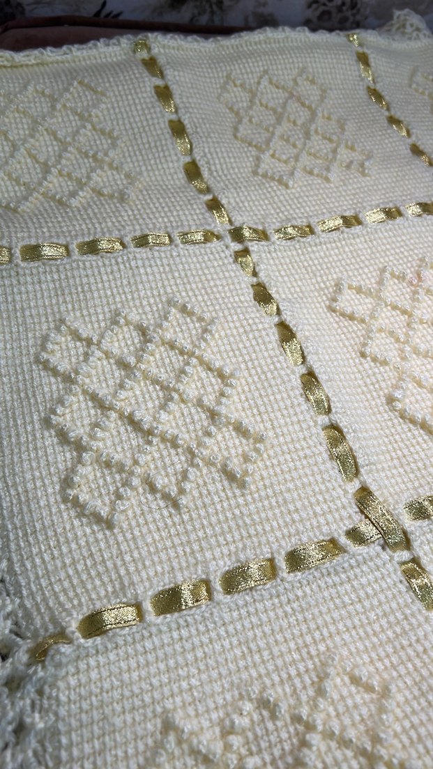 Nakışlı Beyaz Örgü Bebek Battaniyesi - Görsel 2