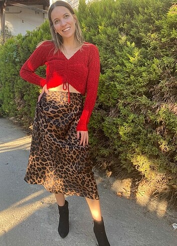 Kırmızı önü büzgülü crop kazak