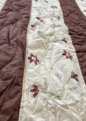 Bordo İşlemeli Yatak Örtüsü - Görsel 2