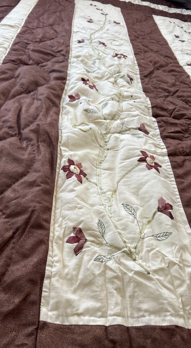Bordo İşlemeli Yatak Örtüsü - Görsel 2