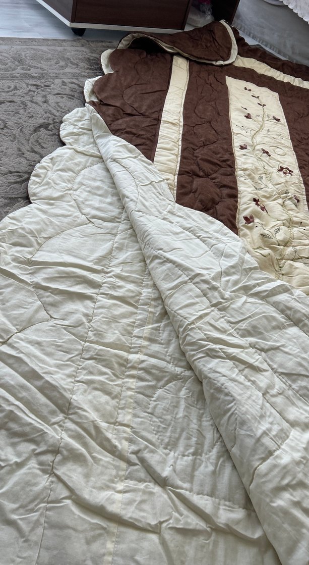 Bordo İşlemeli Yatak Örtüsü - Görsel 4