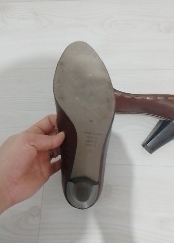 Kahverengi Deri Tokalı Klasik Topuklu Ayakkabı - Görsel 5