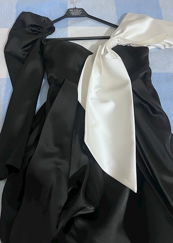 Beyaz Fiyonklu Siyah Mini Kadın Elbise - Görsel 4