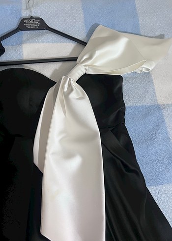 Beyaz Fiyonklu Siyah Mini Kadın Elbise - Görsel 5