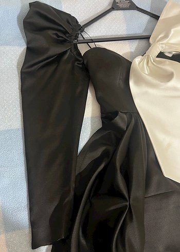 Beyaz Fiyonklu Siyah Mini Kadın Elbise - Görsel 3