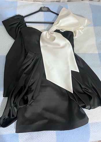 Beyaz Fiyonklu Siyah Mini Kadın Elbise - Görsel 2