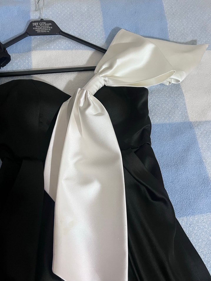 Beyaz Fiyonklu Siyah Mini Kadın Elbise - Görsel 5