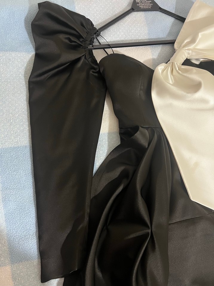 Beyaz Fiyonklu Siyah Mini Kadın Elbise - Görsel 3