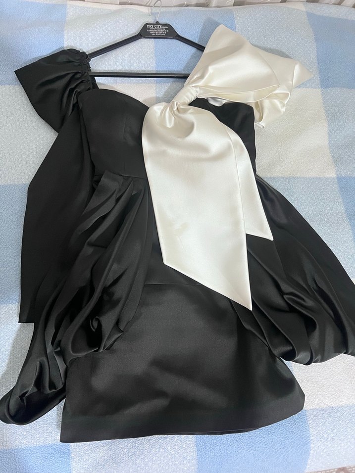 Beyaz Fiyonklu Siyah Mini Kadın Elbise - Görsel 2