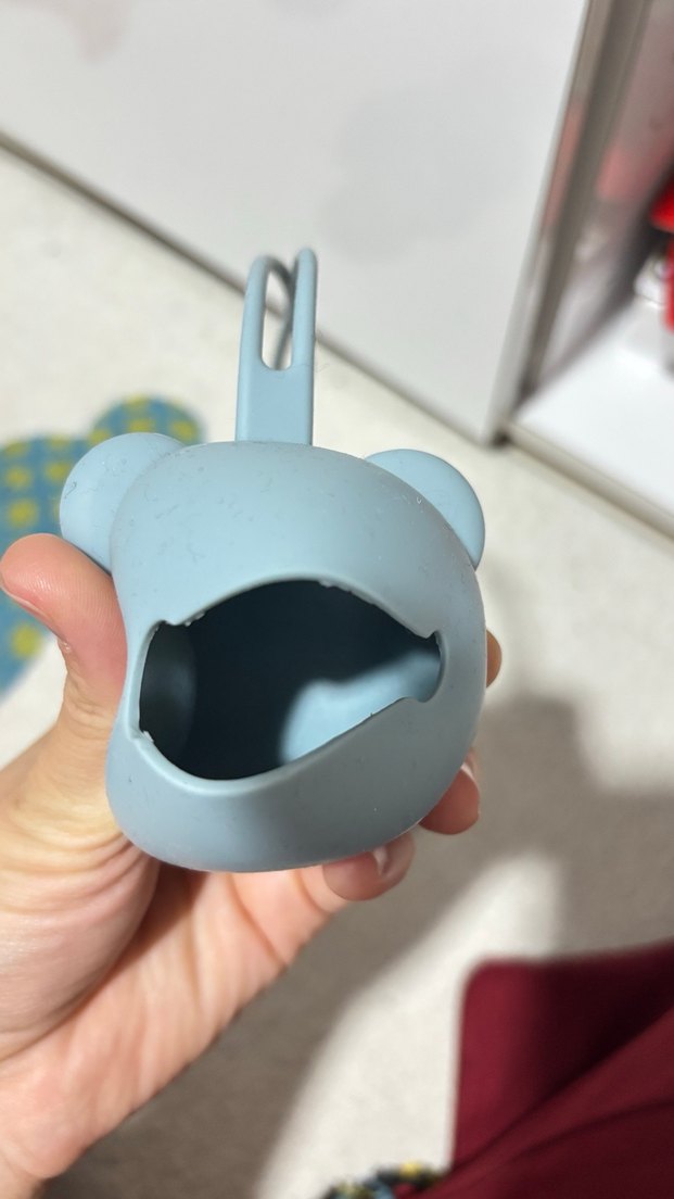Silikon emzik kutusu askılıMavi Silikon Kedi Aksesuarı - Görsel 3