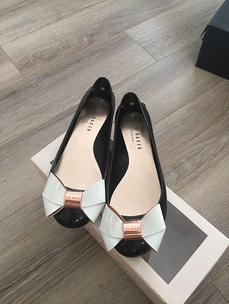 Siyah renk beyaz fiyonklu ted baker babet