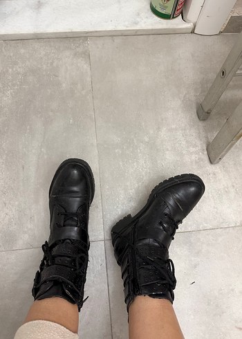 Tokalı Siyah Deri Punk Tarzı Kadın Bot - Görsel 7