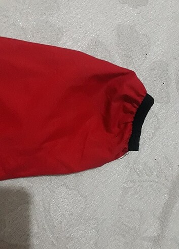 Kırmızı erkek çocuk yağmurluk