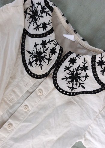 Nakışlı Yakalı Beyaz Kız Gömlek - Görsel 2