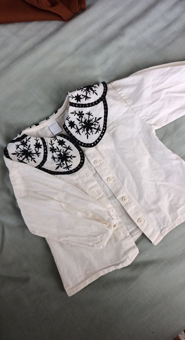 Nakışlı Yakalı Beyaz Kız Gömlek - Görsel 4