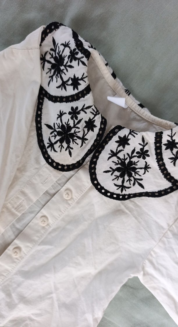 Nakışlı Yakalı Beyaz Kız Gömlek - Görsel 2