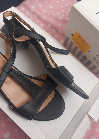 Siyah Tokalı Kadın Blok Topuklu Sandalet - Görsel 2