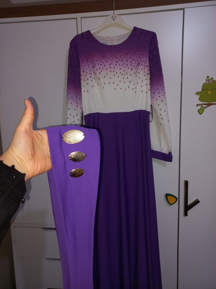 Uzun Kollu Mor ve Beyaz Bağlama Desenli Elbise - Görsel 3