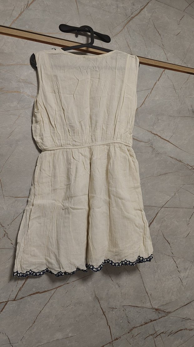 Nakışlı Beyaz Kolsuz Mini Pamuk Elbise - Görsel 3