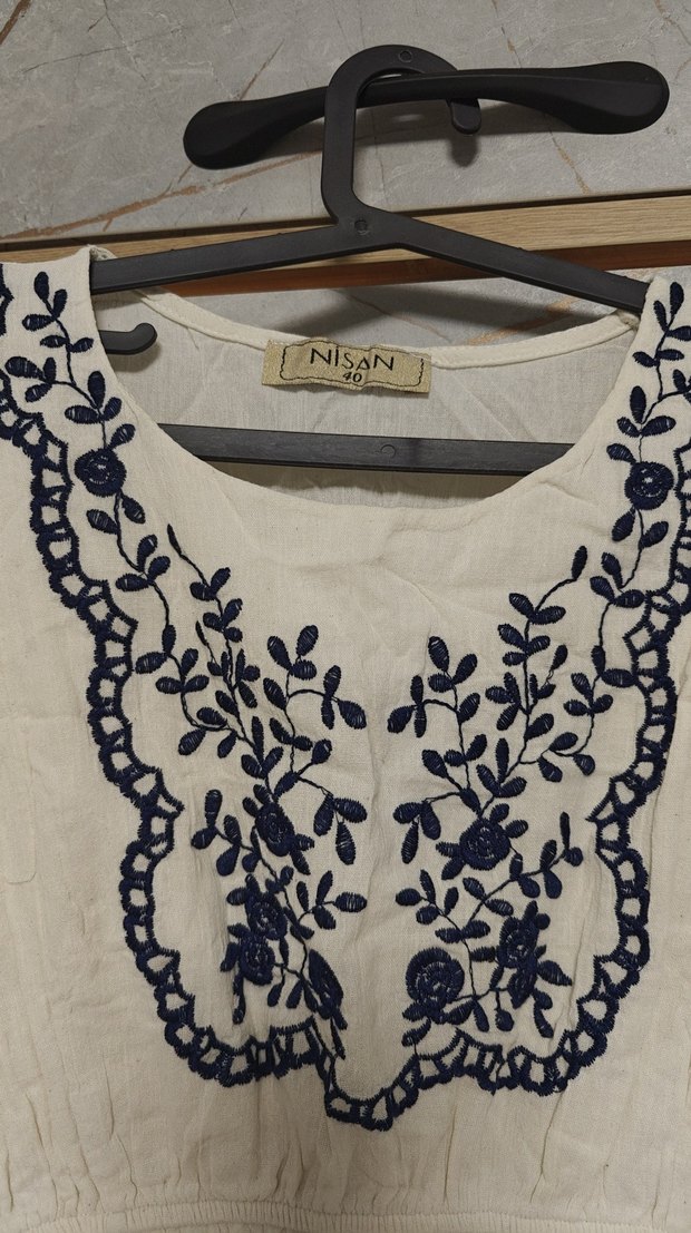 Nakışlı Beyaz Kolsuz Mini Pamuk Elbise - Görsel 2