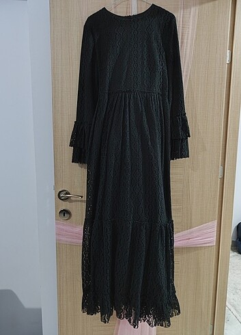 36 Beden siyah Renk Kolları fırfırlı dantel detay elbise