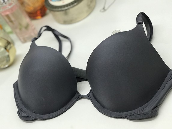Victoria s Secret VS Gri destekli , VS in en populer modelidir 