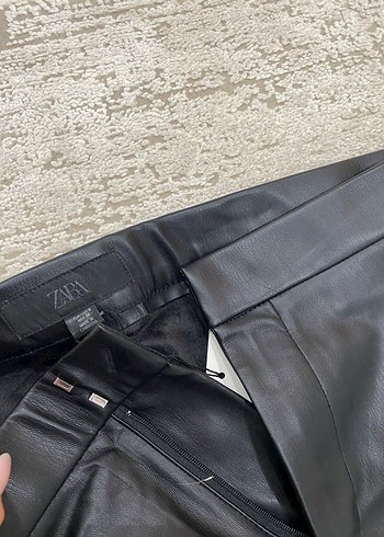 Zara Kadın Siyah Deri Midi Pantolon - Görsel 2