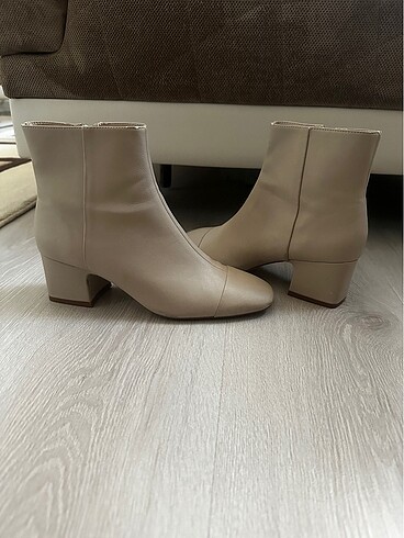 Zara krem topuklu bot