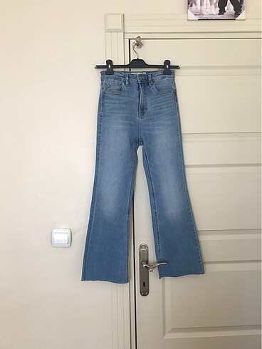 Stradivarius İspanyol Paça Crop Jean