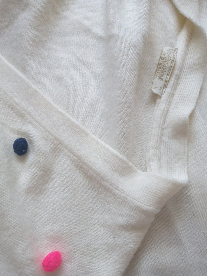 Düğmeli Beyaz Nakışlı Hamile Hırka - Görsel 5