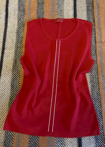 Kırmızı kolsuz üst - Görsel 2
