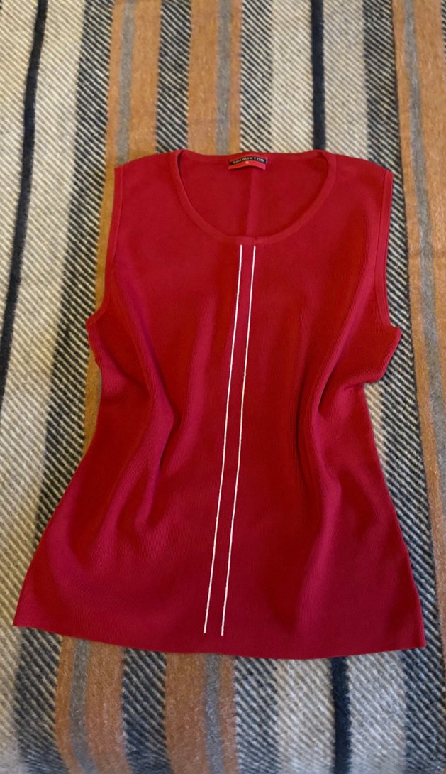Kırmızı kolsuz üst - Görsel 2