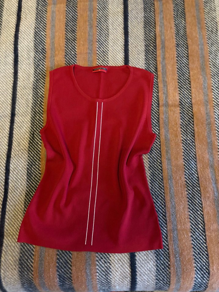 Kırmızı kolsuz üst - Görsel 3