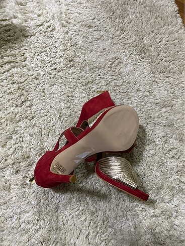 Derimod kırmızı gold süet topuklu ayakkabı - Görsel 5