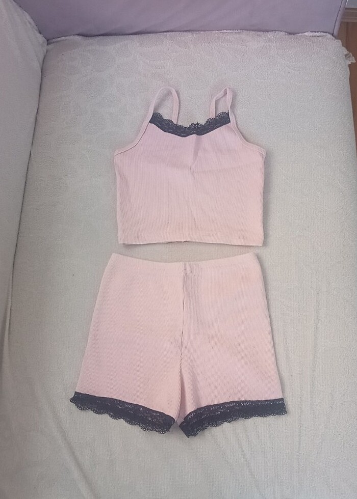 Pembe alt ve üst dantel detaylı şortlu gecelik takımı - Görsel 2