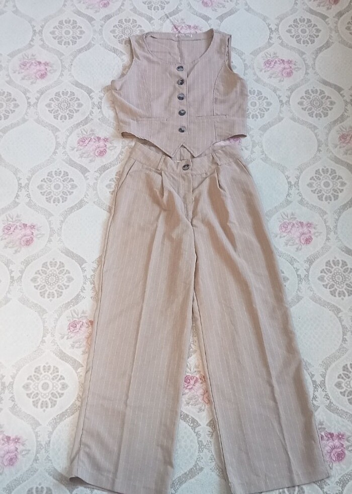 Çizgili örme krep yelekli takım - Görsel 2