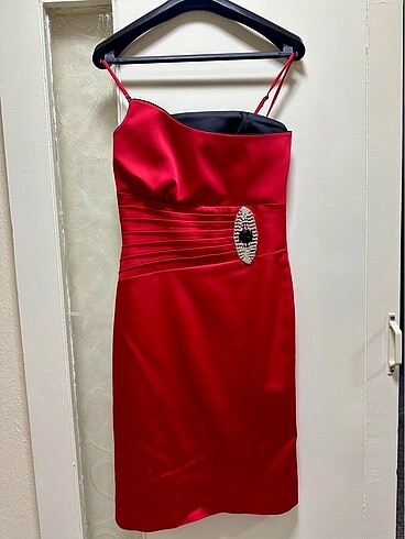 Kırmızı ceketli abiye elbise