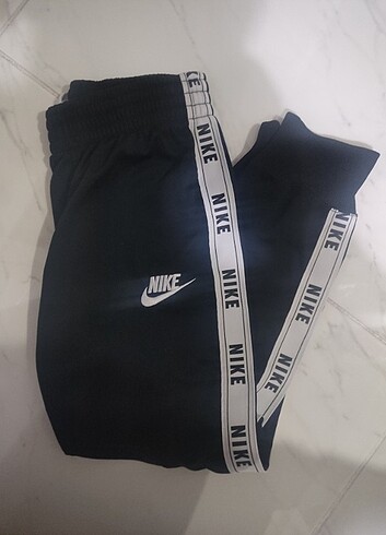 9 Yaş Beden siyah Renk Orijinal Nike 8-9-10 yaş Sorunsuz