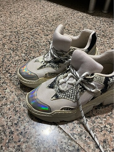 hologram ayakkabı