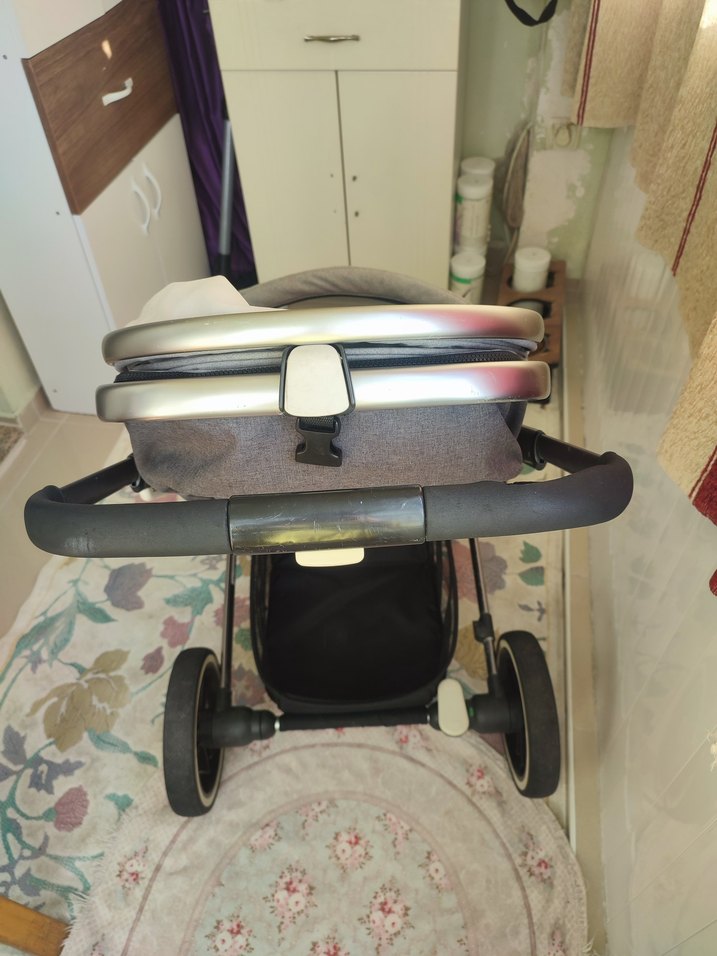 Gri ve Beyaz Bebek Arabası - Görsel 5