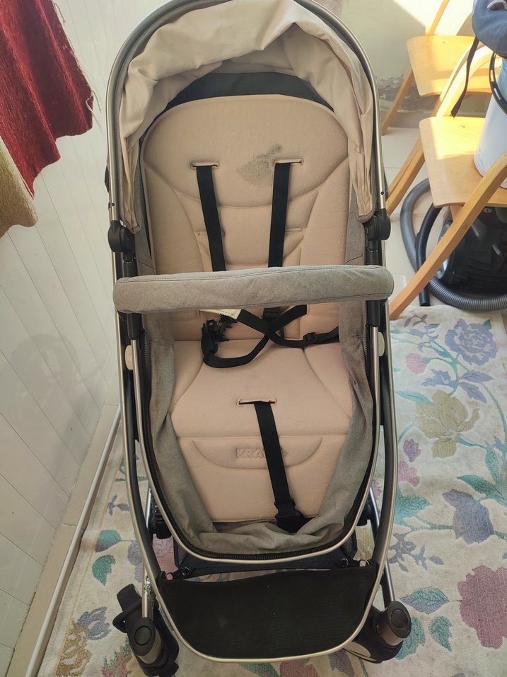 Gri ve Beyaz Bebek Arabası - Görsel 2