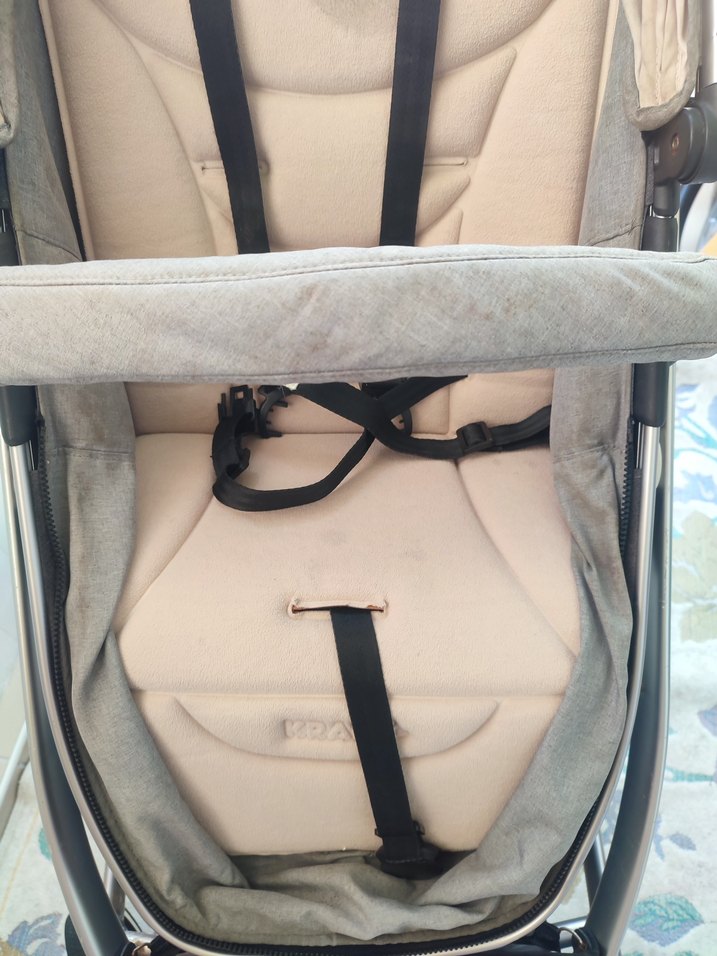 Gri ve Beyaz Bebek Arabası - Görsel 3