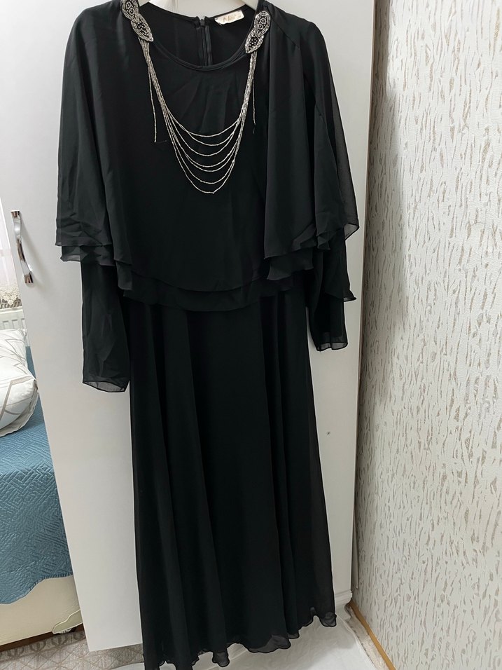 Zincir Detaylı Siyah Uzun Kollu Uzun Elbise - Görsel 2