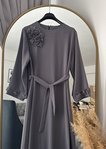 Nakış Detaylı Gri Uzun Kemerli Elbise - Görsel 2