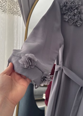 Nakış Detaylı Gri Uzun Kemerli Elbise - Görsel 3