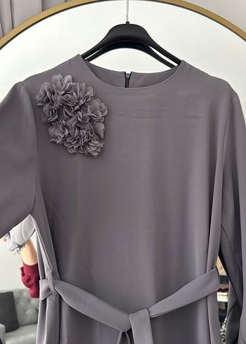 Nakış Detaylı Gri Uzun Kemerli Elbise - Görsel 4